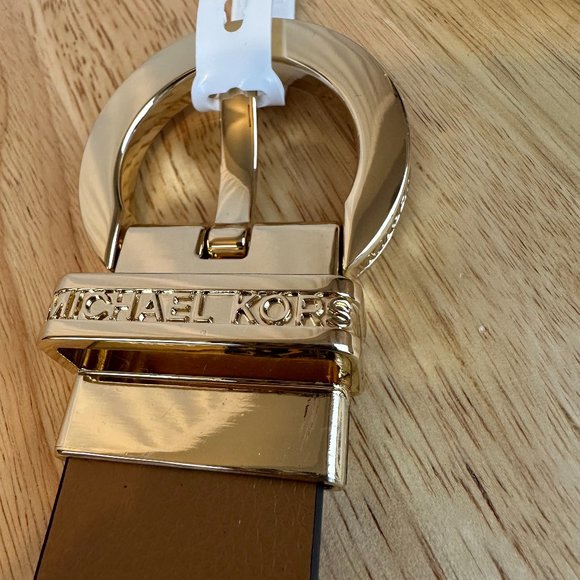 ✨NWT - Michael Kors - REVERSIBLE Belt with Name on Buckle, Size M.✨ - Picture 2 of 4
